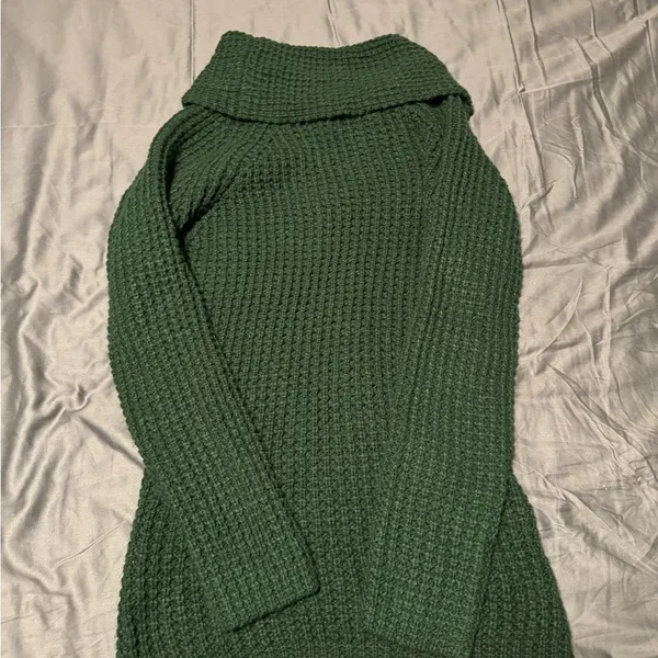 Cozy Green Cowl Neck Sweater with Textured Knit Size M - Image 2