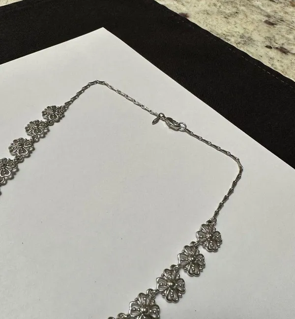 Women’s Pretty Signed Avon Rhinestone Silver Tone Flower Necklace - Image 5