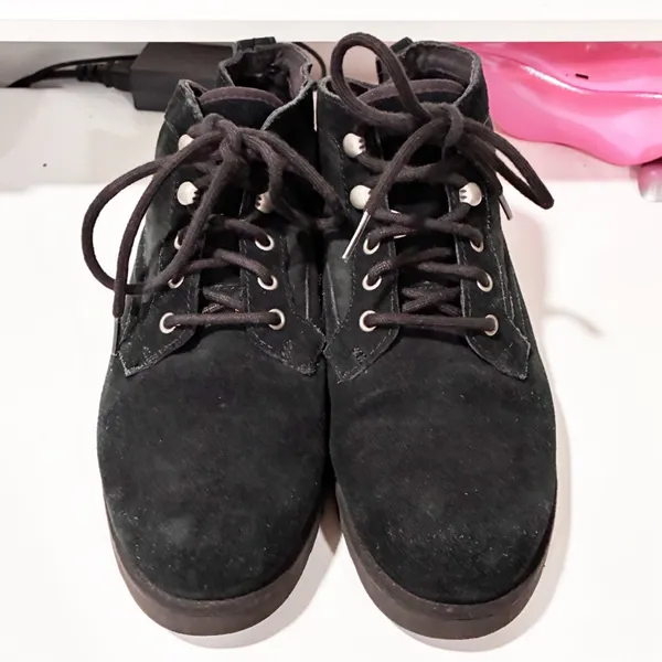 UGG Women’s Bethany Black Suede Lace Up Sheepskin Booties SN 1012532 Size 9 - Image 2