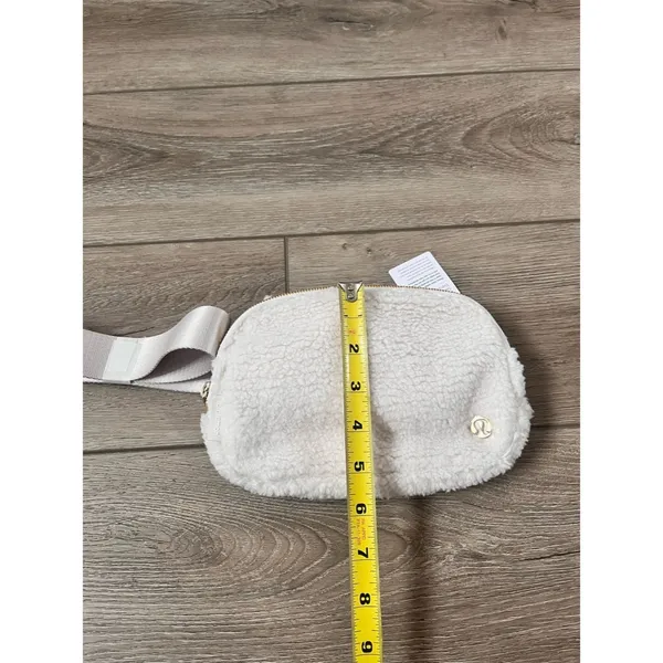 Lululemon Everywhere Belt Bag *Fleece - White and Gold - Image 11