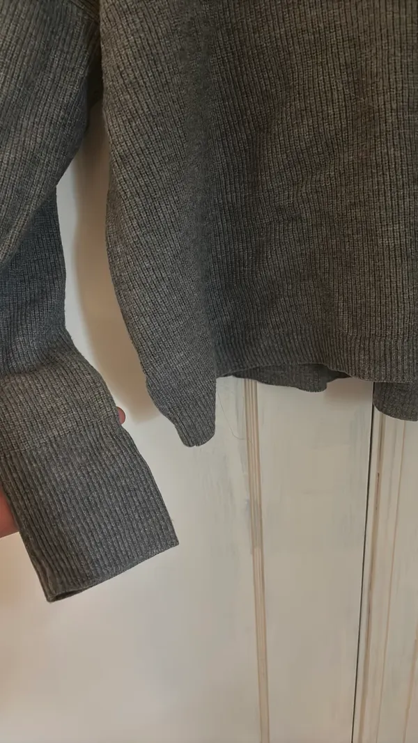 Target V-Neck Sweater Grey Ribbed - Image 4