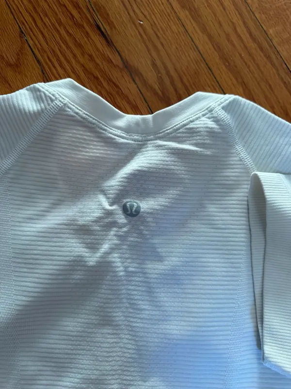 Lululemon White Swiftly Short Sleeve size 6 - Image 3