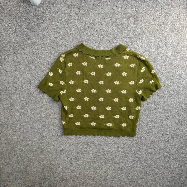 Cider Olive Green Floral Knit Collared Short-Sleeve Scalloped Button Crop Top - Image 6
