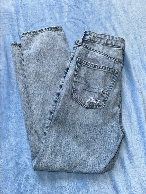 American Eagle Mom Straight Jeans Distressed - Image 2