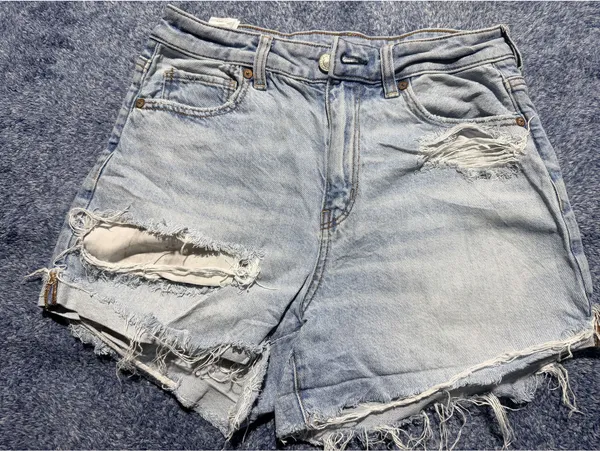 American Eagle Light Wash Distressed Denim Shorts Size 4 - Image 2