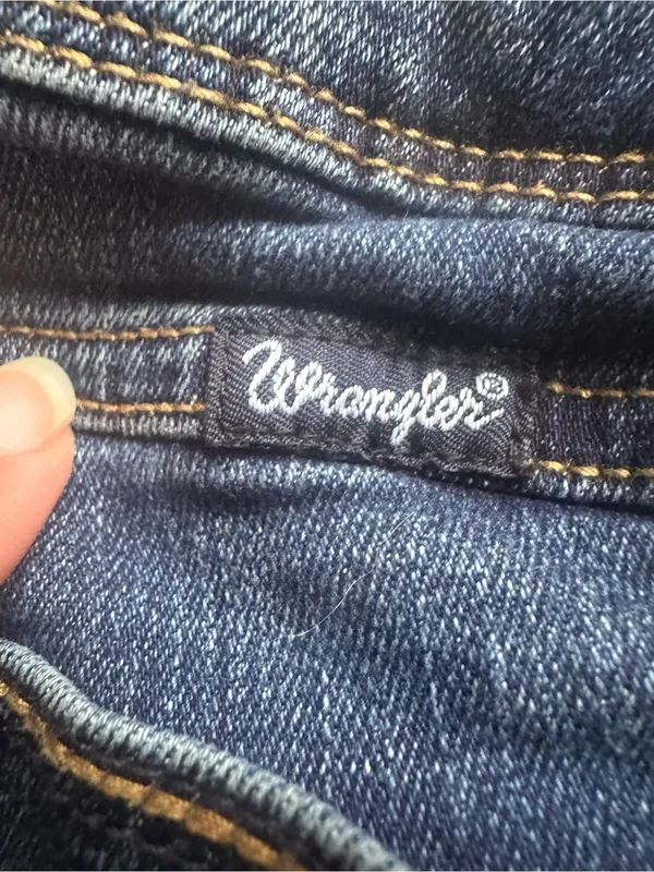 Wrangler Women’s Boot Cut Jeans in Dark Blue Denim - Image 8