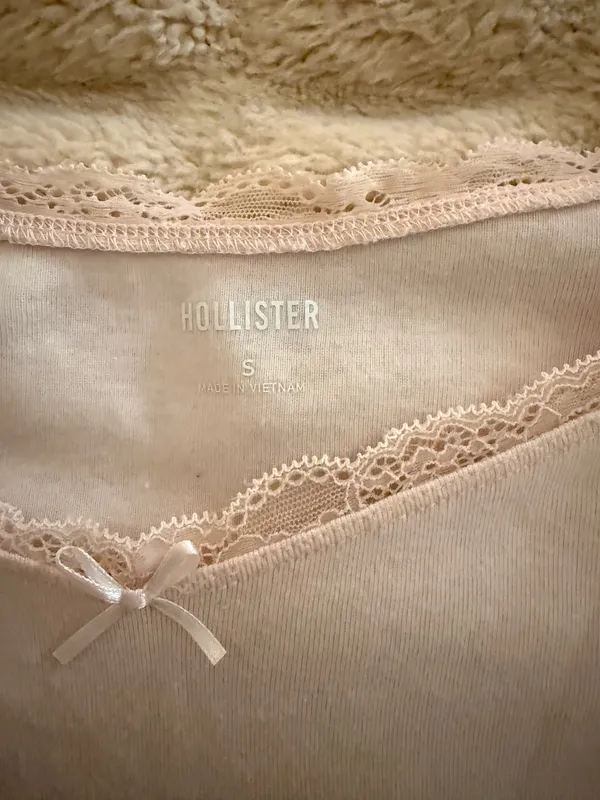Hollister Lace Off-The-Shoulder - Image 2