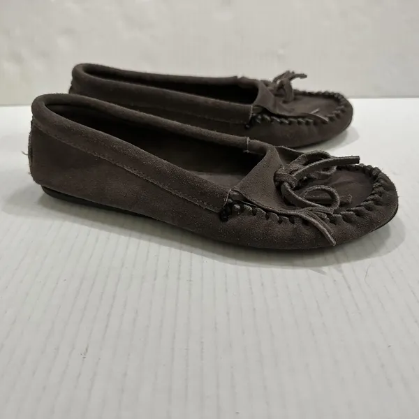 Minnetonka Moccasin‎ Shoes Womens 7 38 Gray Suede Slip On Bow Comfort Flat 401T - Image 3