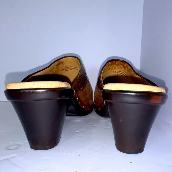 EUC SOFFT Leather Studded Floral Slip‎ On Mule - 9.5 (one chip on side of shoe) - Image 3