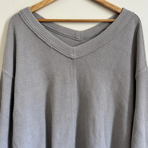 Aerie Wonder Textured V-Neck Sweater Size Medium Gray Ribbed Oversized - Image 4