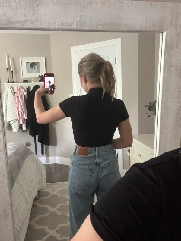 Aritzia Black Cropped Tshirt - Image 4
