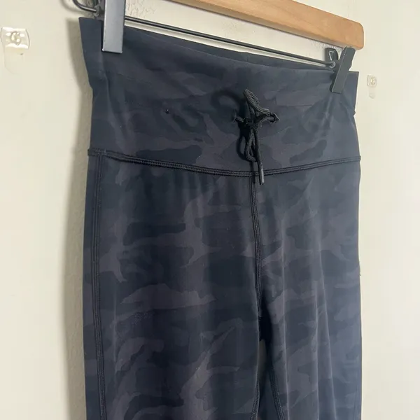 Vuori- Daily Leggings Black Camo Size XS - Image 3