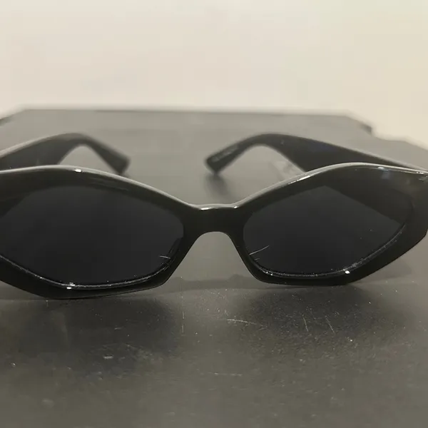 Chic Black Sunglasses - Image 2
