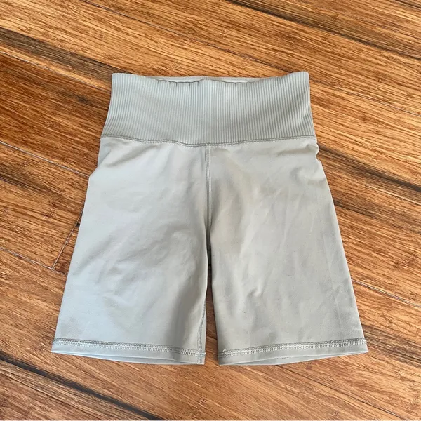 Vuori Ribbed Studio Shorts Sage Green XS - Image 3