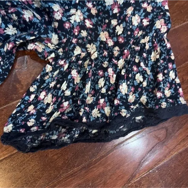 American Eagle on or off shoulder lace detail floral top size large - Image 4