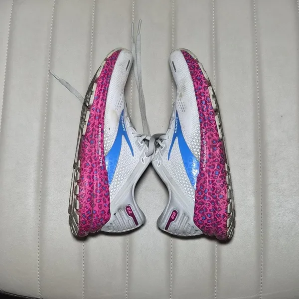 Brooks Women's White and Pink Trainers - Image 10