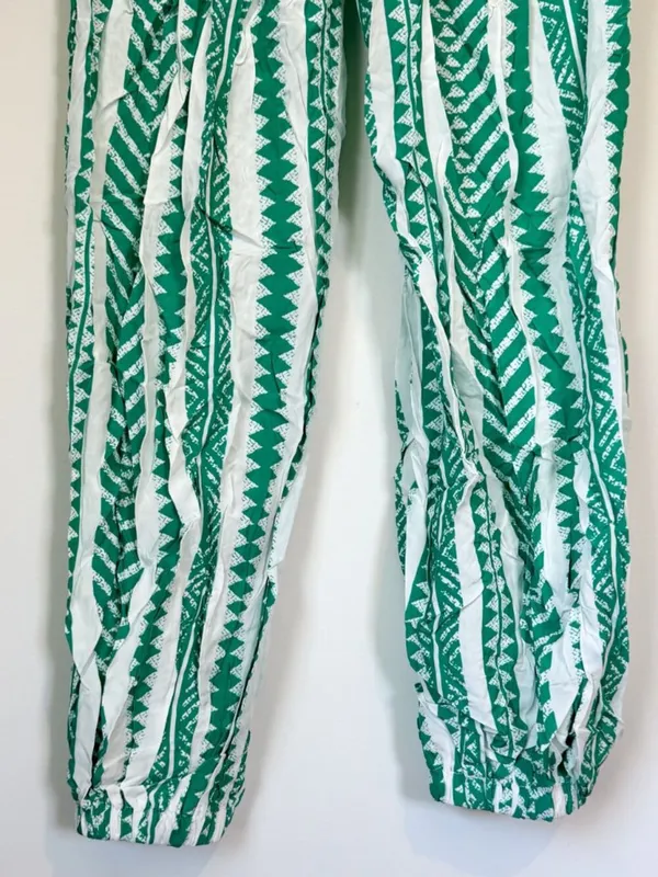 NWT Cupshe Green Geo Smocked Waist Tapered Leg Pants - Size: Small - Image 6