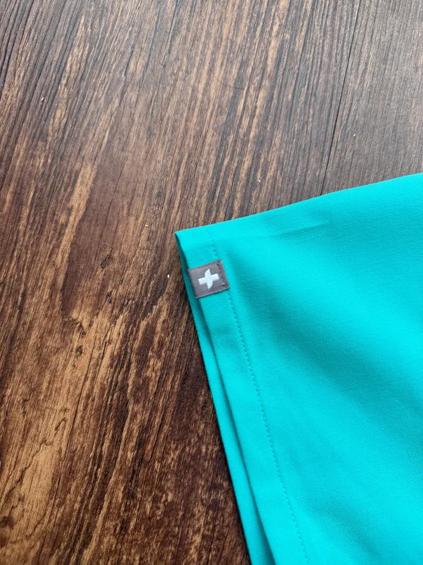 NWT FIGS Oasis Blue Casma Three Pocket Scrub Top - Size 4XL - Image 6