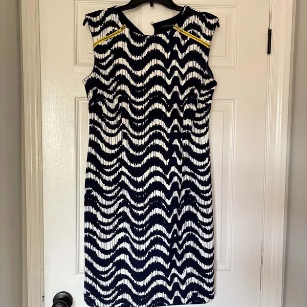 Madison Leigh Navy Blue White Chevron Print Sleeveless Sheath Dress - Image 11