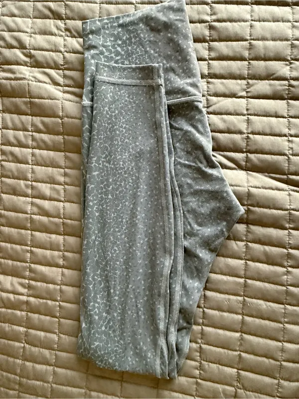 lululemon athletica women’s Charcoal Gray Patterned Leggings - Image 5