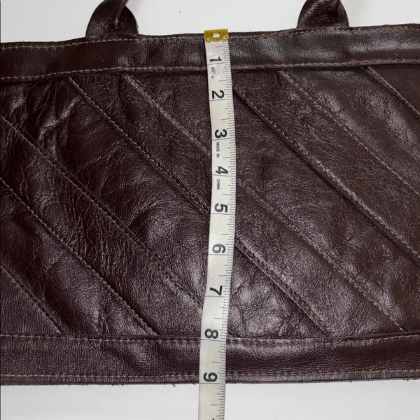Source Unknown BROWN LEATHER VINTAGE HAND BAG DESIGN ON ONE SIDE ZIP MIDDLE POCKET INSIDE - Image 10