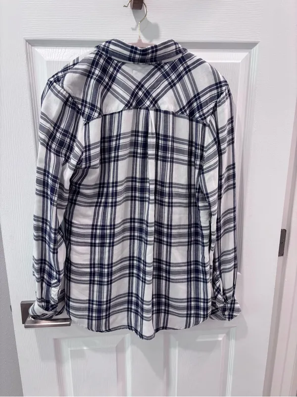 Rails‎ Classic White & Navy Plaid Button-Down Shirt size Medium - Image 6