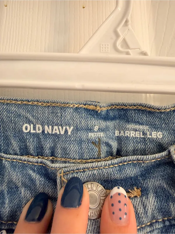 Old Navy High-Waisted Barrel Ankle Jeans Size: 8 petite - Image 3