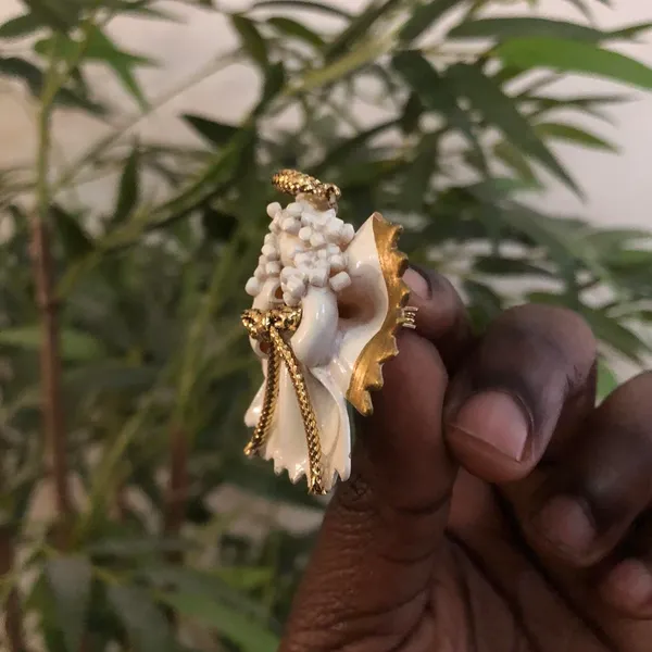 White and gold angel figurine angel doll brooch pin halo saint. Approx 1.8” long - Image 3