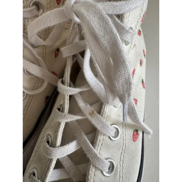 Chuck Taylor Converse‎ Strawberry print sneakers size US8 - Image 4