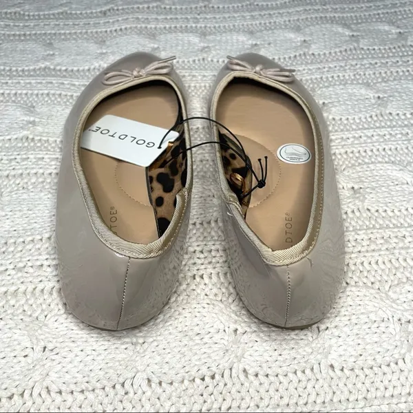 Gold Toe Womens Patent Ballet Flats with Bow and Leopard Lining in Nude - Image 4