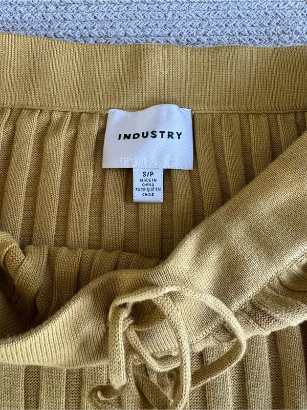 INDUSTRY Chartreuse Yellow Gold Ribbed V-Neck Knit Skirt Set Size Small - Image 8