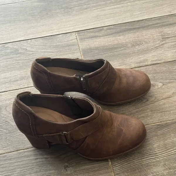 Clarks Collection Brown Leather Ankle Booties Block Heel Side Zip Women’s 8 - Image 3