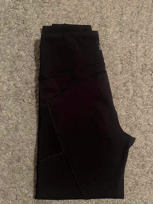Black stretchy Yvette leggings with mesh design on outer thighs and ankles #activewear No flaws The lighting makes it look a little brown but they are plain black leggings I am a 26 in waist and 5'6" for reference - Image 4