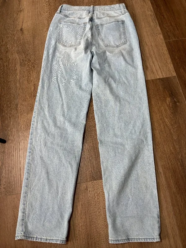 Universal Threads 90s High Rise Straight Jean - Size 4 - Image 2