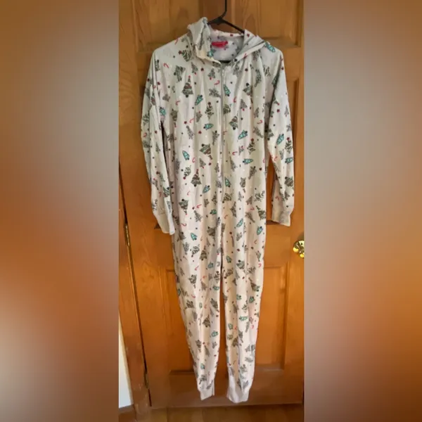 Family PJs Macys women’s one piece Pajamas Grey‎ with Green trees size medium - Image 3