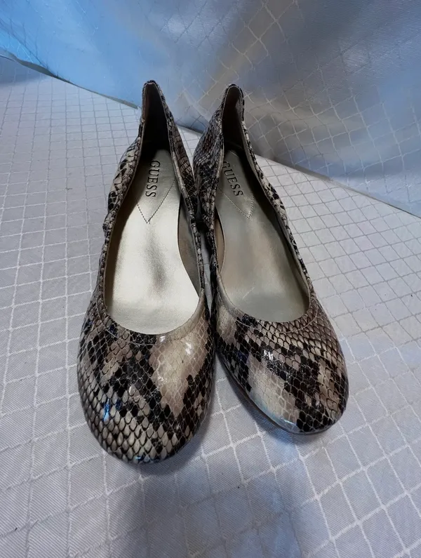 Guess: light natural synthetic print wedge pump size 8m - Image 2