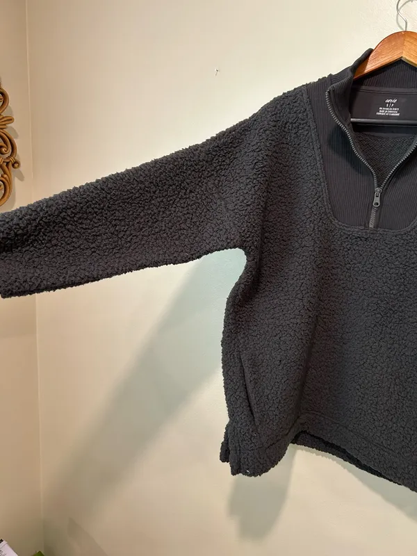 Gray aerie size small oversized Sherpa - Image 3