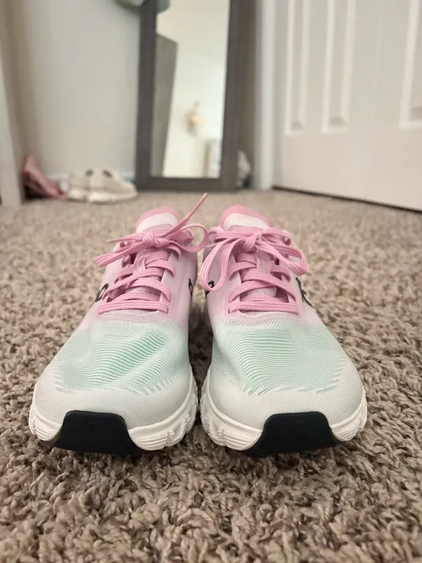 On Cloud Women Shoes - Image 3