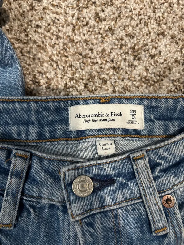 Abercrombie Jeans High-Rise Mom Curve Love - Image 4