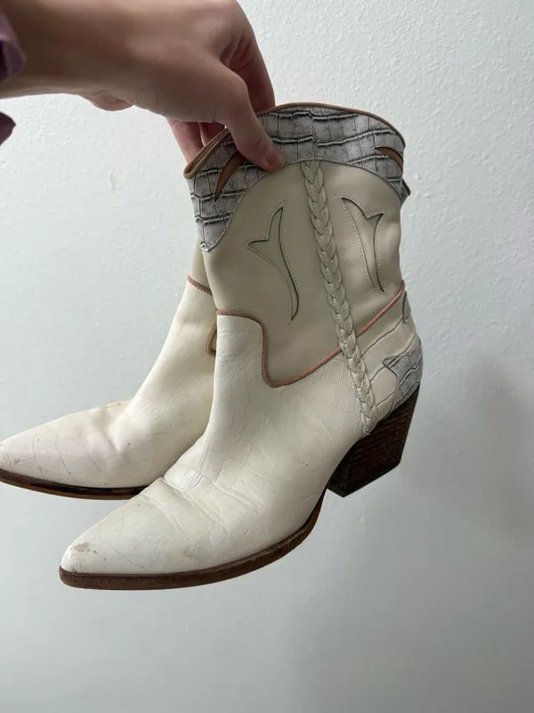 DV by Dolce Vita Booties - Image 4