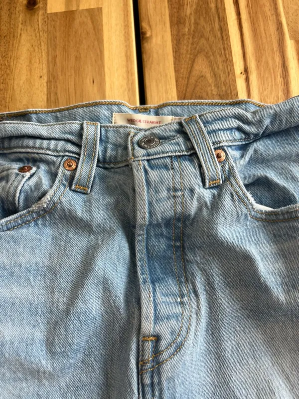 Levi’s Wedgie Straight Jeans 28x28 Light Wash Distressed High Rise - Image 4