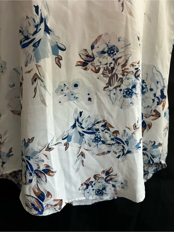 SHEIN Floral Lace-Trim V-Neck Blouse in White & Blue LG - Image 6