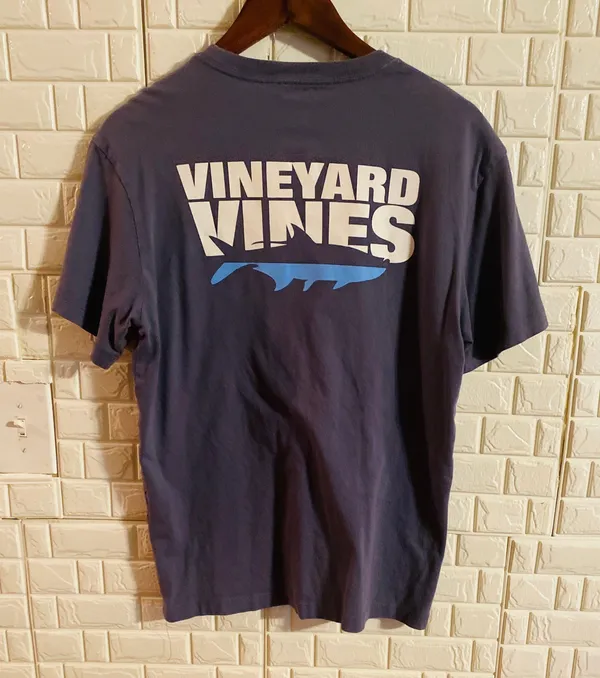 Vineyard Vines women's T-shirt 26 length x 18 width - Image 3