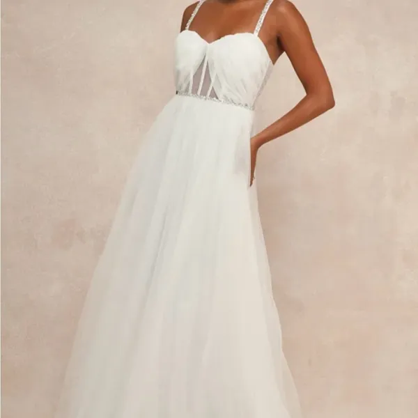 Lulu's White Wedding gown with Sweetheart Neckline - Image 4