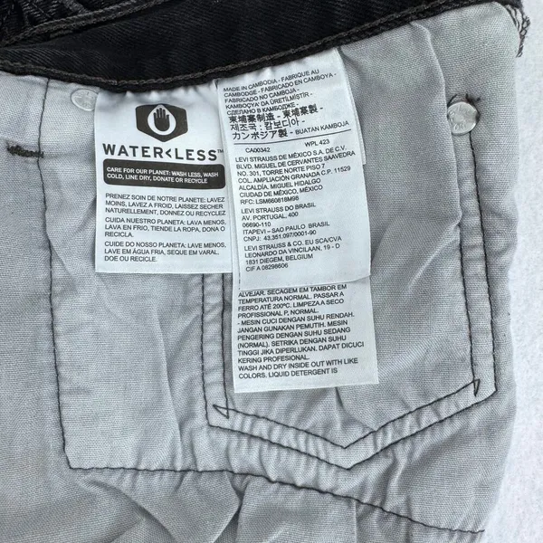 Levi’s Black High Rise Distressed 5 pockets raw hem Denim Shorts W31 - Image 6