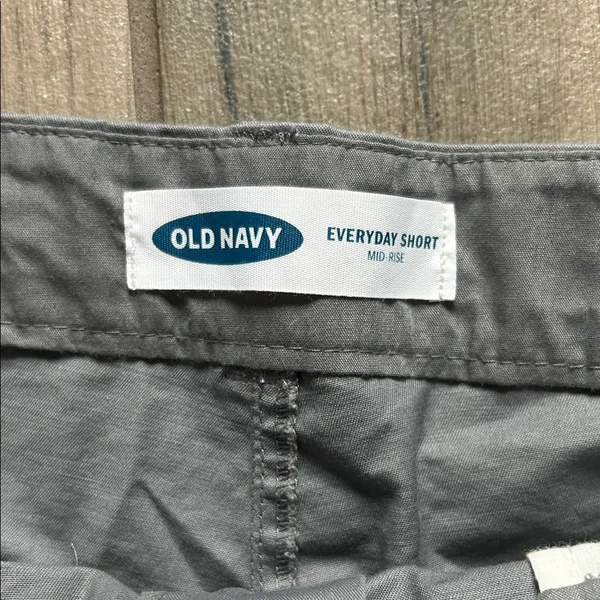 Old Navy Women's Charcoal Cargo Shorts - Image 2
