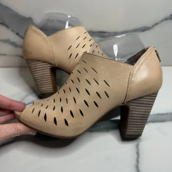 Clarks Women's Nude Leather Okena Posh Booties Sz 8 Closet Staple Minimalist - Image 6