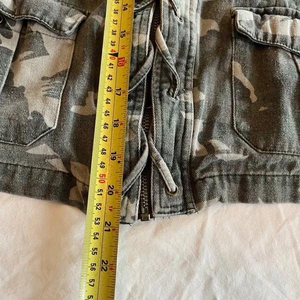 BKE Women's Camouflage Utility Jacket Small Full Zip Up Criss Cross Pockets - Image 6