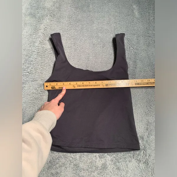 Fabletics cropped tank top with built in shelf bra - Image 4