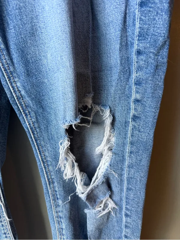 American Eagle Distressed Mom Jeans Women’s 8 Short Light Wash Ripped - Image 2